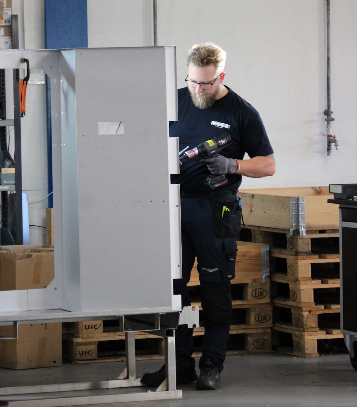 PVN lærling laver køleanlæg