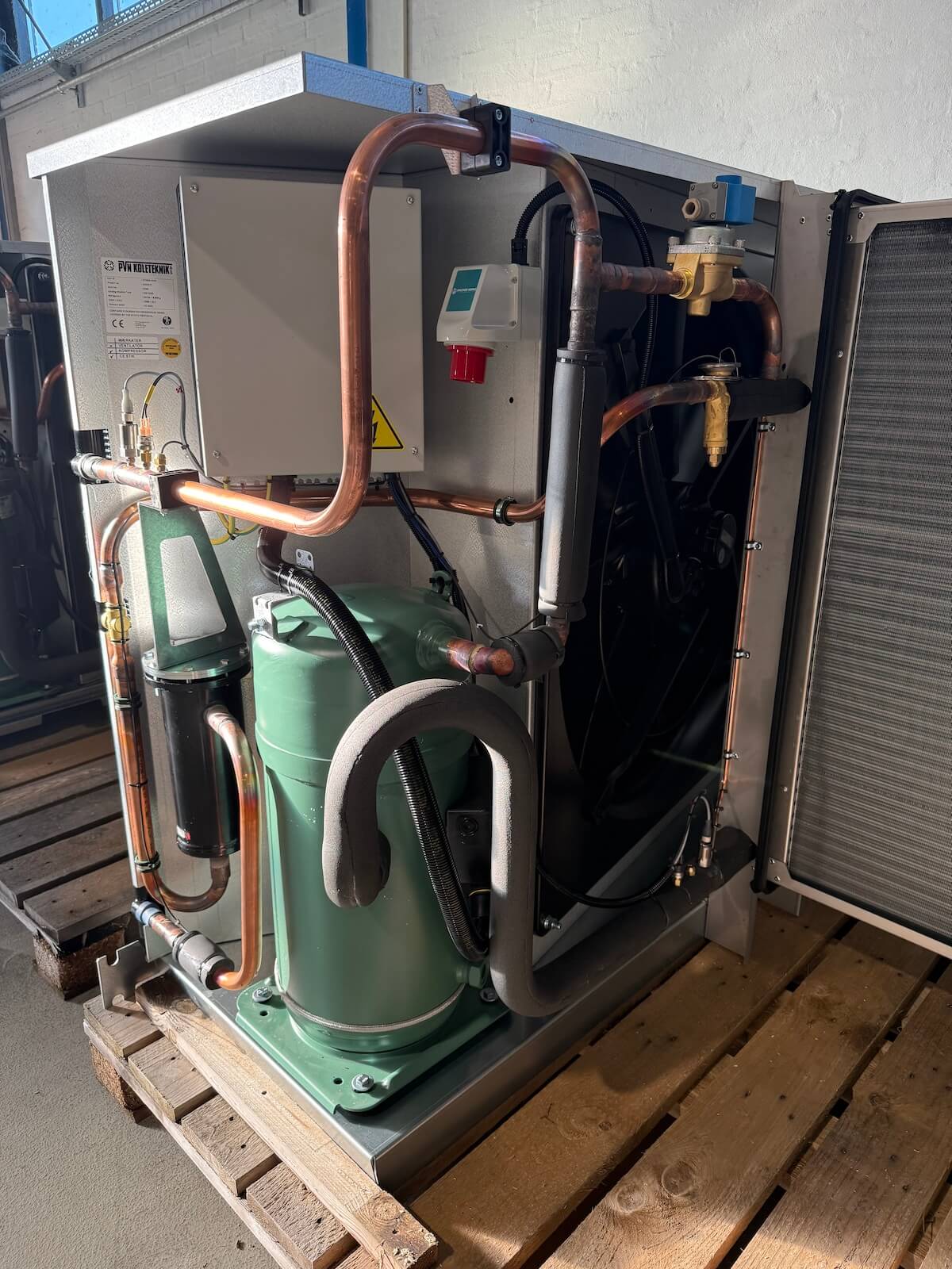 PVN anlæg med grøn flaske